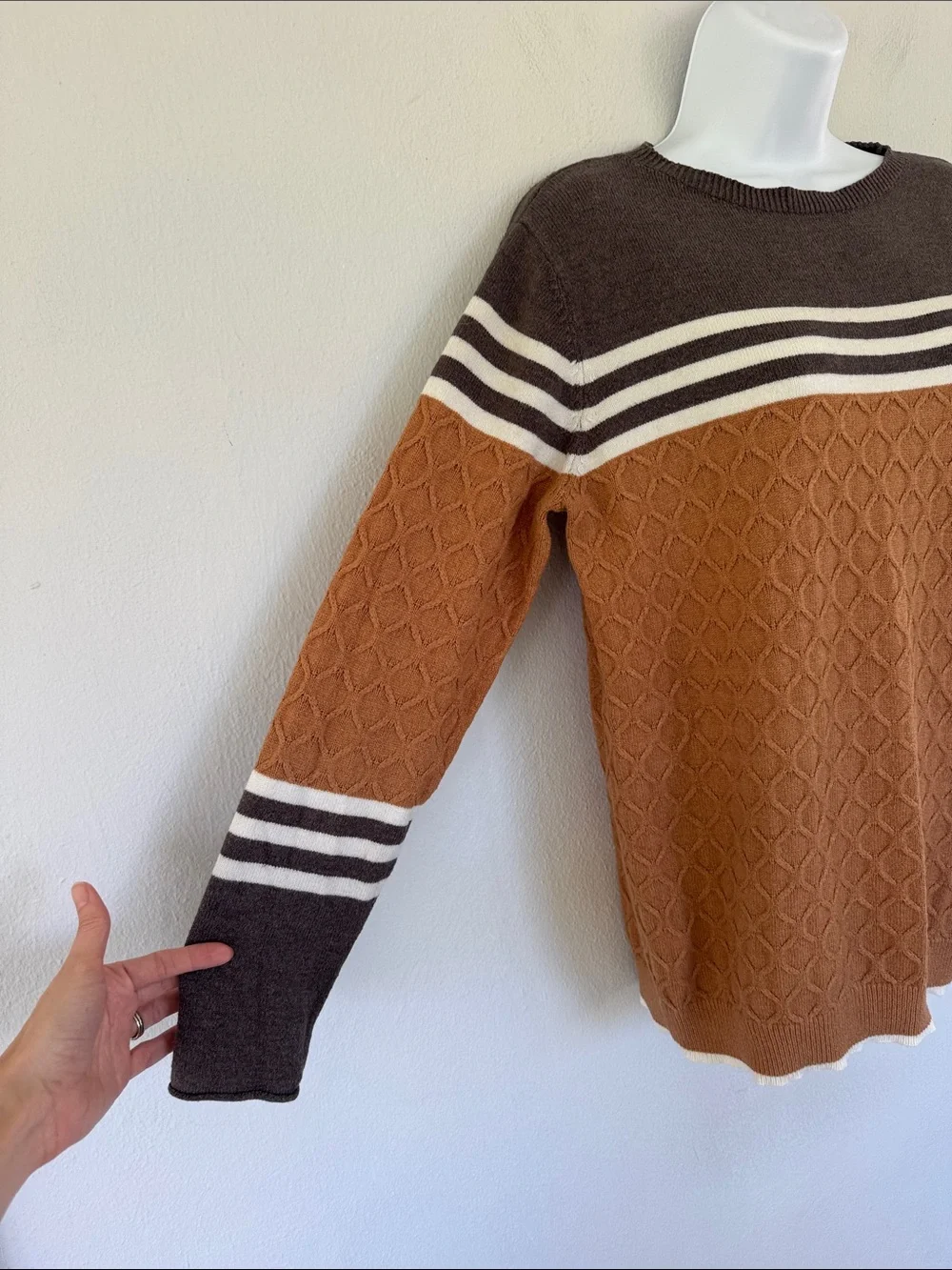 Brown gray white stripe textured knit long sleeve crewneck sweater size medium